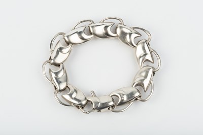 Lot 652 - Brett Payne Silver and 9ct gold cat-link...