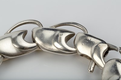 Lot 652 - Brett Payne Silver and 9ct gold cat-link...