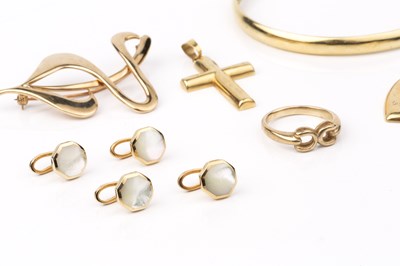 Lot 283 - A collection of jewellery, comprising an 18ct...