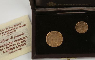 Lot 204 - A San Marino cased coin pair comprising of a...