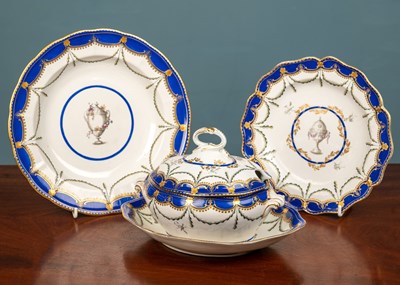 Lot 79 - An 18thc Chelsea-Derby oval sauce tureen