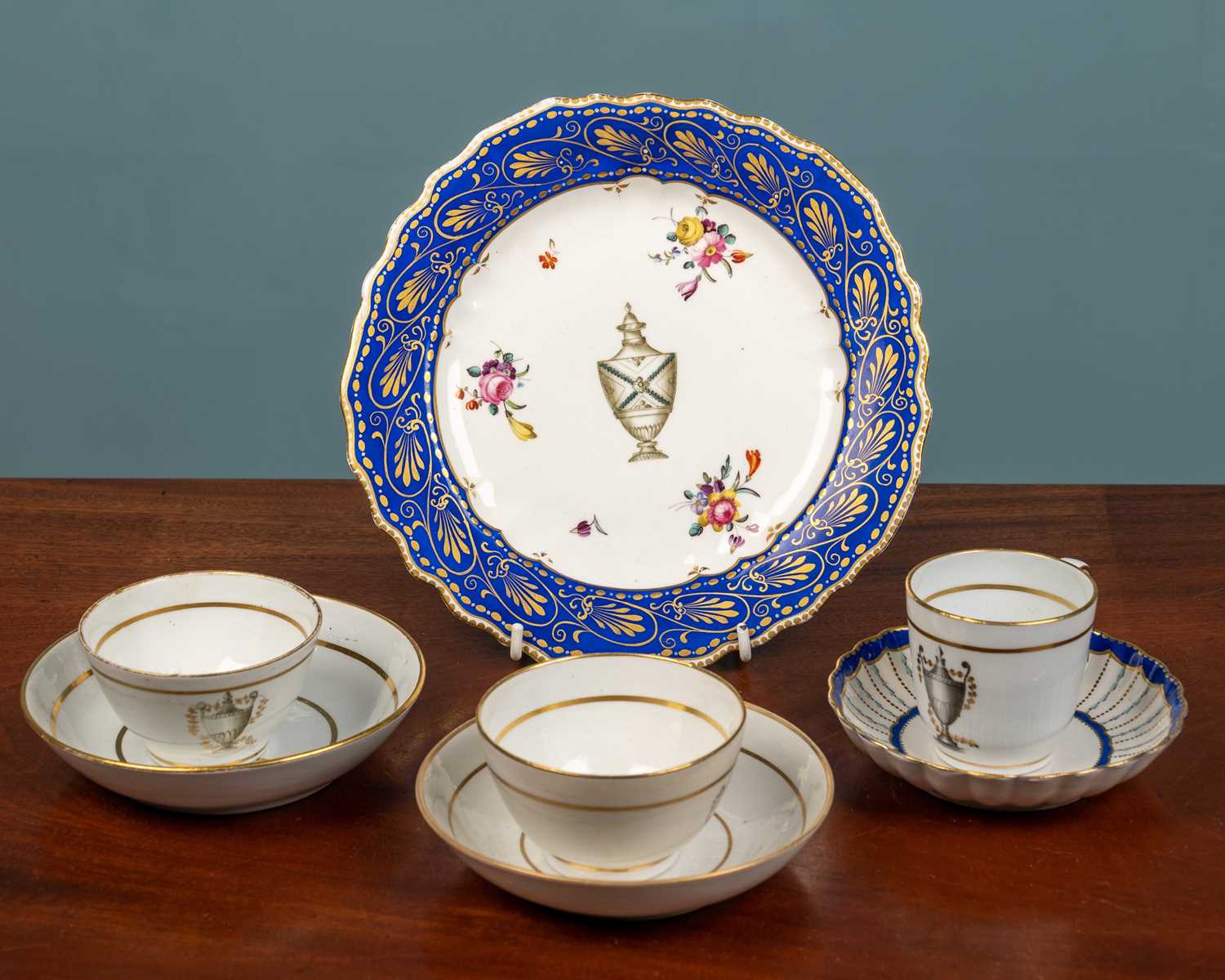 Lot 72 - A late 18th century English porcelain dessert plate