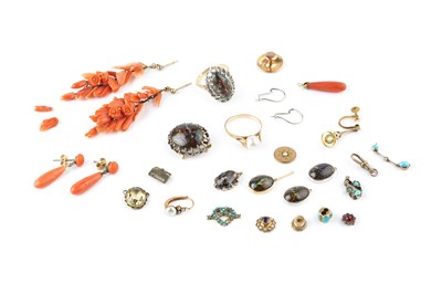 Lot 282 - A collection of jewellery, to include a...