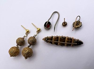 Lot 24 - A collection of Victorian and later jewellery,...