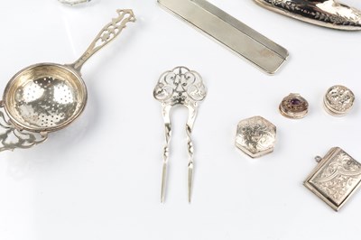 Lot 694 - An Edwardian silver hair comb, with engraved...