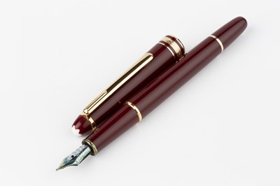 Lot 530 - A Mont Blanc Meisterstück burgundy fountain...