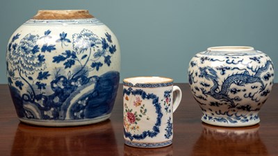 Lot 181 - A late 18th century Chinese blue and white...