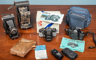 Lot 348 - A collection of vintage cameras, to include...