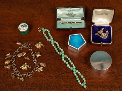 Lot 105 - wo silver boxes and a small quantity of jewellery