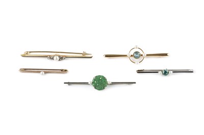 Lot 293 - A collection of bar brooches, comprising a...