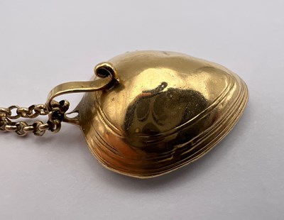 Lot 21 - A hairwork memorial pendant on chain, the...