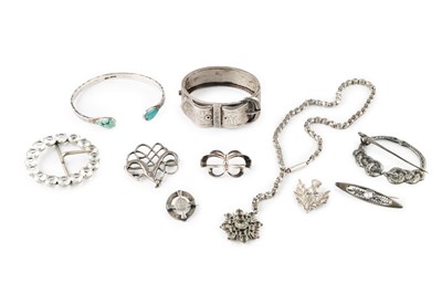 Lot 284 - A collection of jewellery, comprising a white...