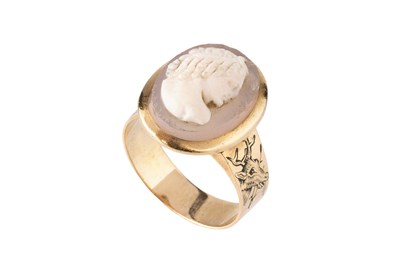 Lot 20 - A hardstone cameo ring, the oval cameo carved...