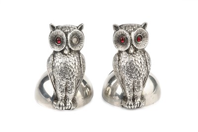 Lot 538 - A pair of Edwardian silver novelty owl menu...