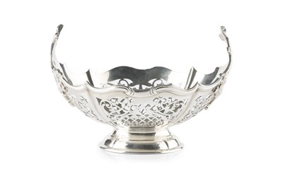 Lot 737 - A George V silver oval sweetmeat basket,...