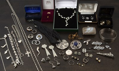 Lot 246 - Large collection of costume jewellery...