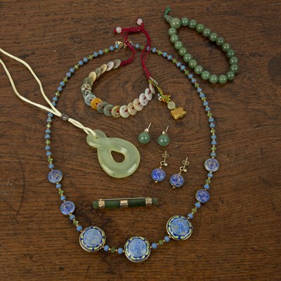 Lot 230 - Collection of jade beads and pendants Chinese...