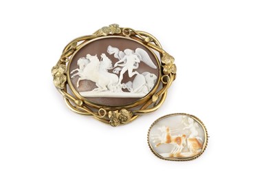 Lot 15 - A Victorian cameo brooch/pendant, the oval...