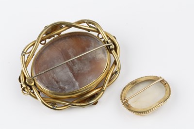 Lot 15 - A Victorian cameo brooch/pendant, the oval...