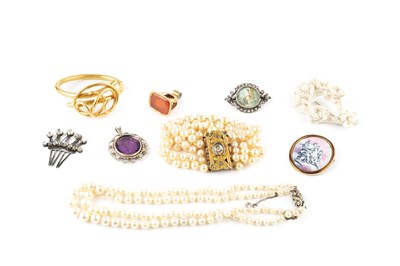 Lot 264 - A collection of antique and later jewellery,...