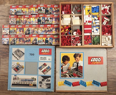 Lot 339 - Collection of vintage lego comprising a giant...