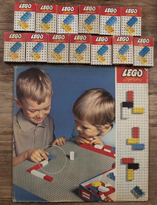 Lot 339 - Collection of vintage lego comprising a giant...
