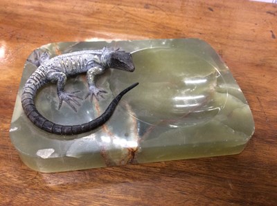 Lot 222 - An onyx dish mounted with a cold painted bronze sculpture of a lizard