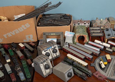 Lot 182 - A collection of OO guage model railway items,...