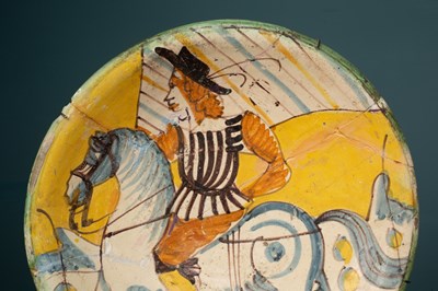 Lot 283 - A pair of Montelupo maiolica chargers