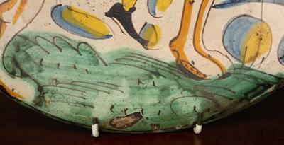 Lot 283 - A pair of Montelupo maiolica chargers