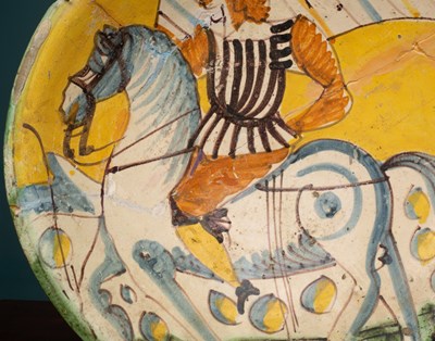 Lot 283 - A pair of Montelupo maiolica chargers