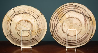 Lot 283 - A pair of Montelupo maiolica chargers