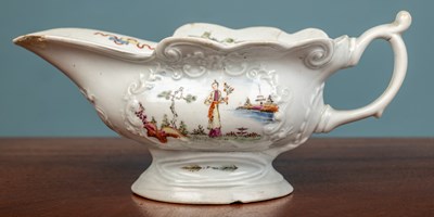Lot 75 - An 18th Century Bristol or Worcester sauceboat