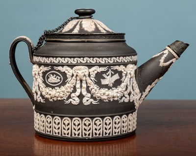 Lot 76 - A Wedgwood teapot
