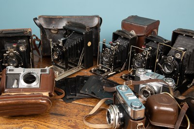 Lot 493 - A collection Zeiss Ikon vintage cameras