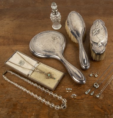 Lot 401 - Collection of silver and jewellery comprising...