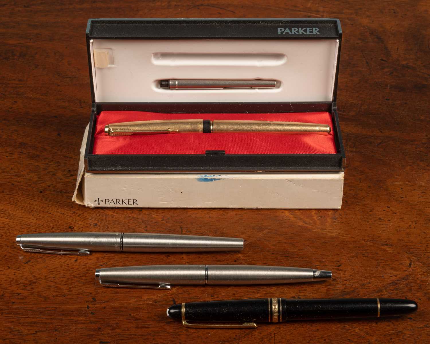 Lot 38 - A Montblanc Meisterstuck fountain pen; together with a Parker pen; and two silver Parker fountain pens