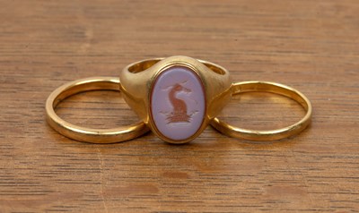 Lot 392 - 18ct gold ring gents signet ring with intaglio...