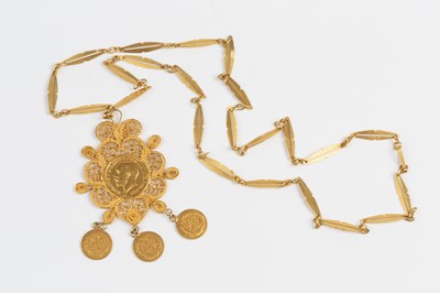 Lot 228 - A sovereign set pendant on chain, the filigree...