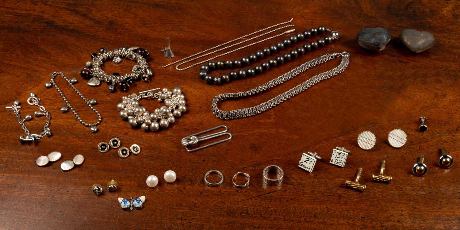 Lot 34 - A quantity of silver jewellery and other jewellery