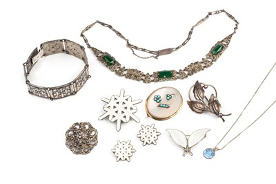 Lot 288 - A collection of jewellery, comprising a...