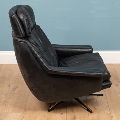 Lot 580 - A vintage black leather late 20th century armchair