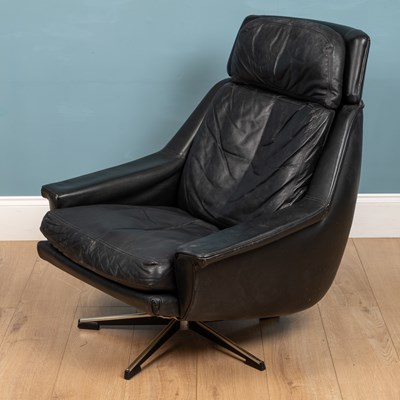 Lot 580 - A vintage black leather late 20th century armchair