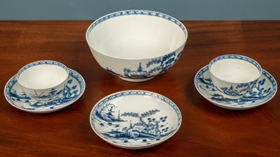 Lot 67 - An 18th century Worcester hand painted blue and white cannonball pattern bowl