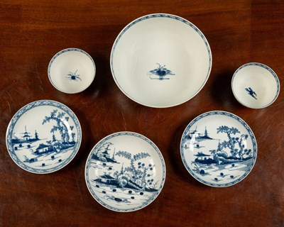 Lot 67 - An 18th century Worcester hand painted blue and white cannonball pattern bowl