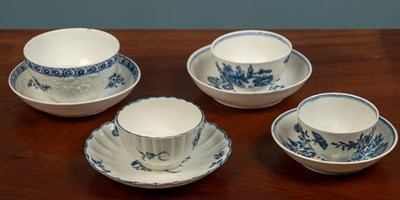 Lot 70 - Two 18th century Worcester blue and white 'three flower' patterned tea bowls and saucers