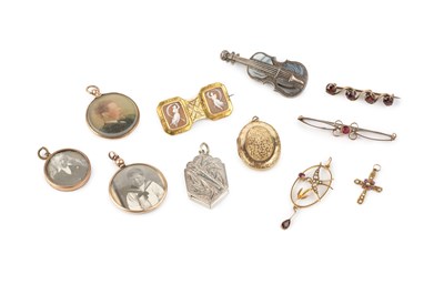 Lot 272 - A collection of jewellery, comprising two...