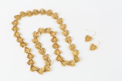 Lot 122 - A necklace and ear pendants suite, of filigree...