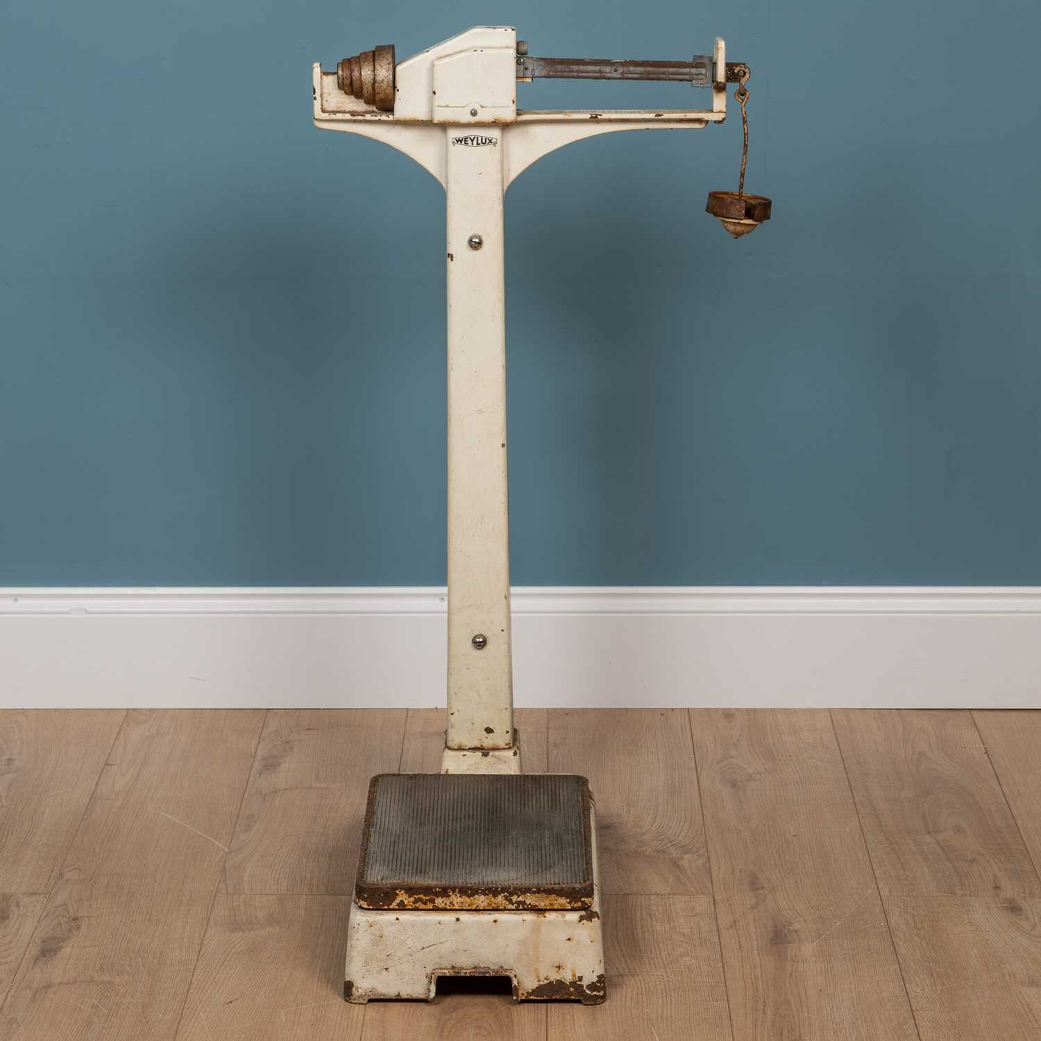 Lot 67 - A set of cream Weylux weighing scales