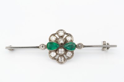 Lot 5 - An emerald and diamond cluster bar brooch, the...